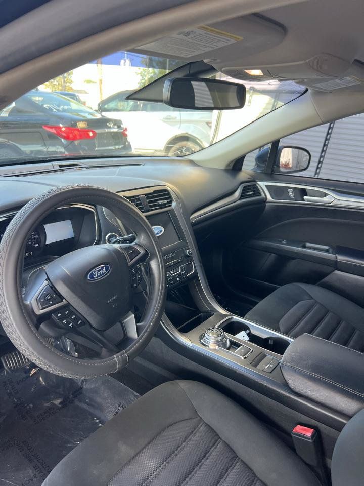 Used 2019 Ford Fusion SE FWD image 9