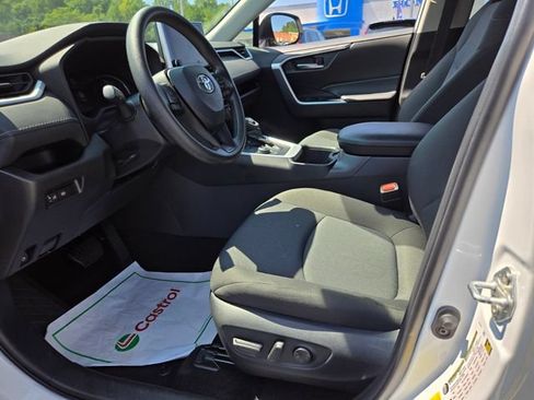 Used 2025 Toyota RAV4 XLE AWD/4WD image 10