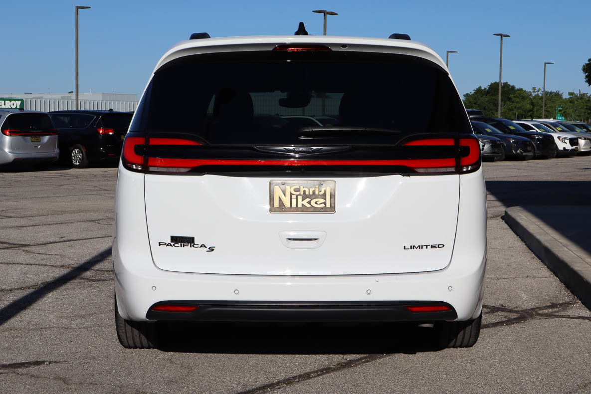 Used 2025 Chrysler Pacifica Limited FWD image 5