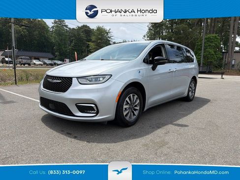 Used 2024 Chrysler Pacifica Limited FWD image 1