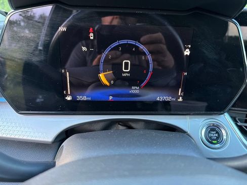 Used 2025 Chevrolet Trax LT w/ LT Convenience Package FWD image 4