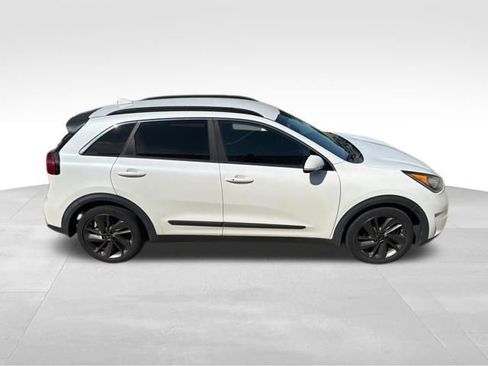 Used 2017 Kia Niro EX image 2