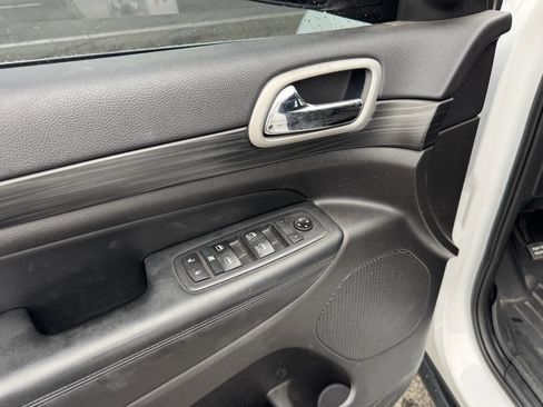 Used 2020 Jeep Grand Cherokee Laredo image 15