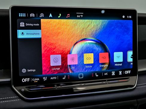 Used 2025 Volkswagen Tiguan SE w/ Panoramic Sunroof Package image 21