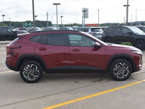 Used 2025 Chevrolet Trax LT w/ Driver Confidence Package FWD image 4