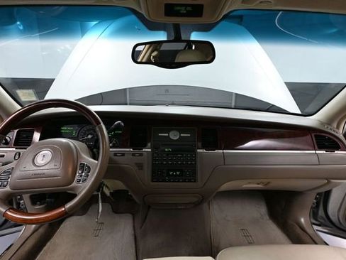 Used 2004 Lincoln Town Car Ultimate RWD image 21