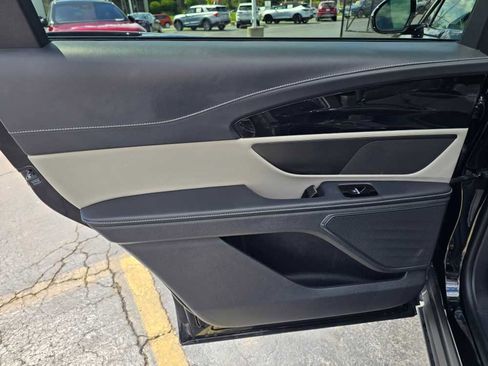 Used 2024 Lincoln Nautilus Premier image 8