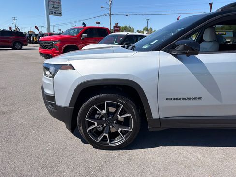 Used 2026 Jeep Cherokee Overland w/ Advanced Pro Tech Group AWD/4WD image 11