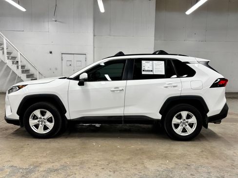 Used 2021 Toyota RAV4 XLE w/ Convenience Package FWD image 4