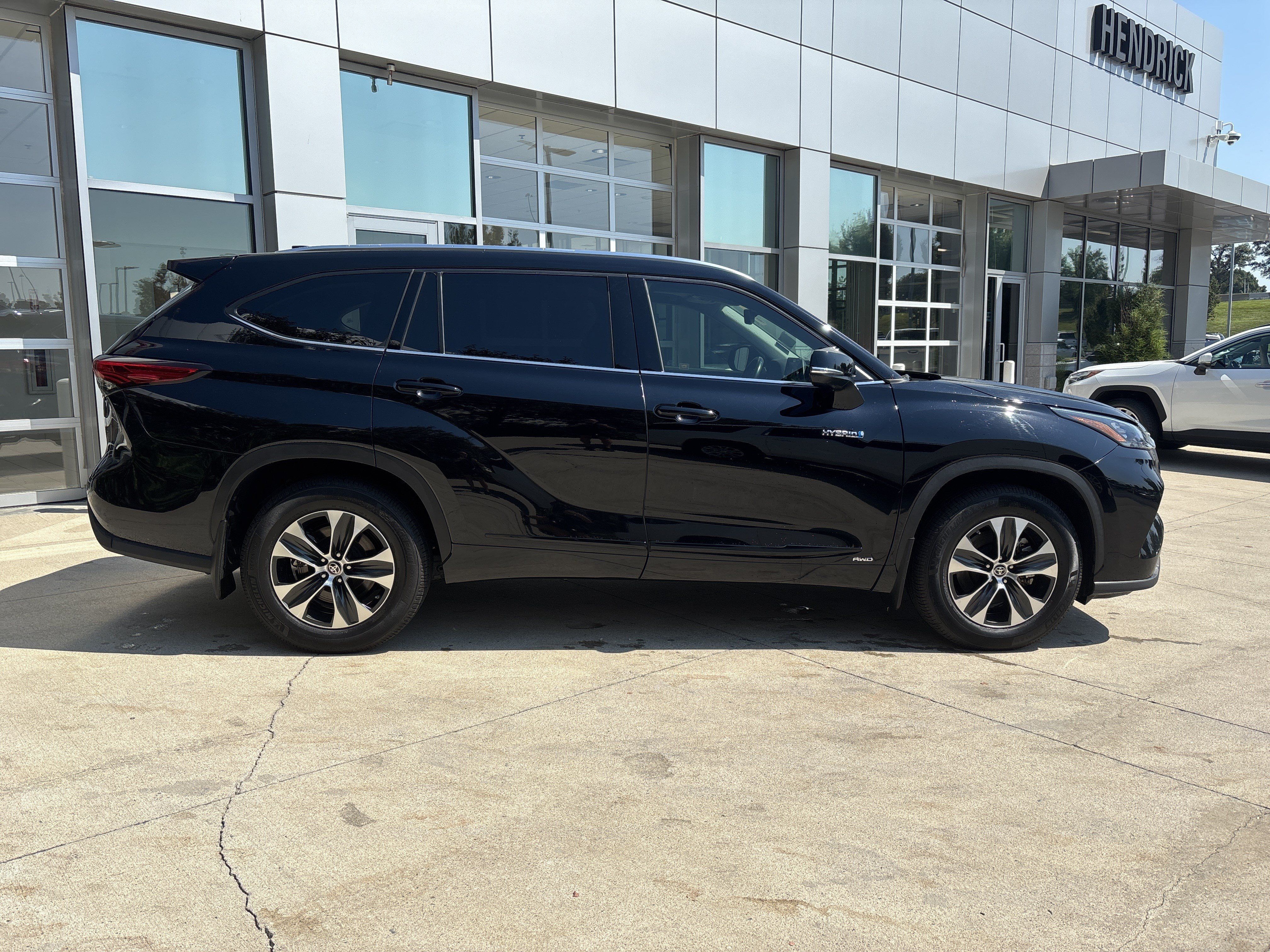 Used 2020 Toyota Highlander XLE AWD/4WD image 10