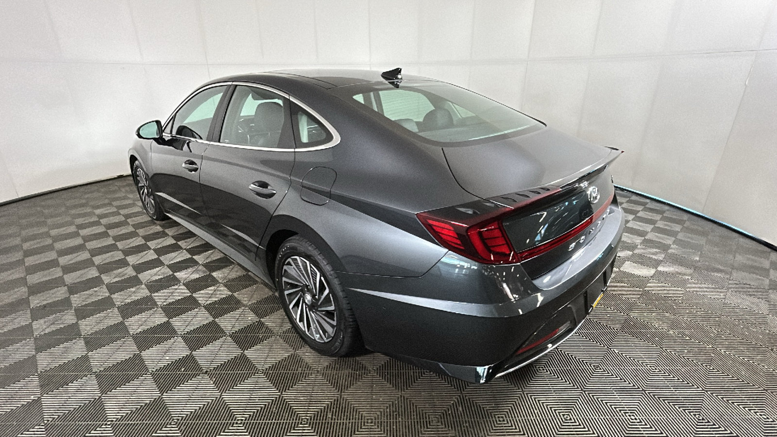 Used 2023 Hyundai Sonata Limited w/ Cargo Package FWD image 5