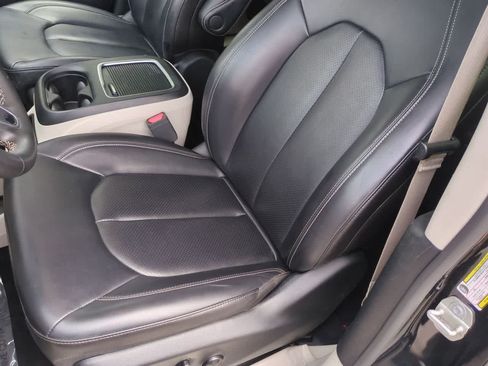 Used 2023 Chrysler Pacifica Touring-L FWD image 17