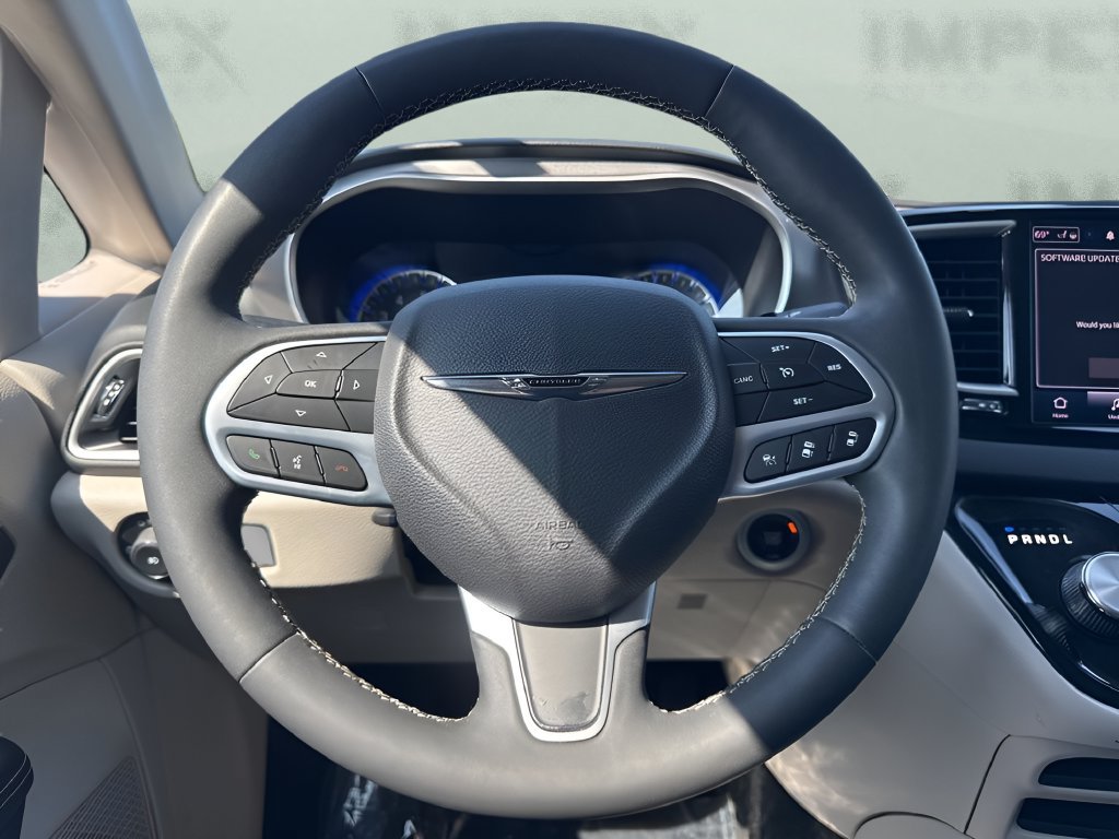 Used 2023 Chrysler Pacifica Touring-L FWD image 13