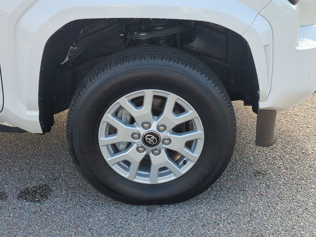 Certified 2025 Toyota Tacoma SR5 AWD/4WD image 10
