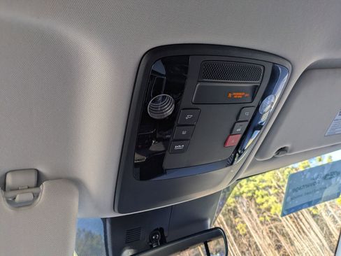 Used 2024 Kia Carnival EX image 24