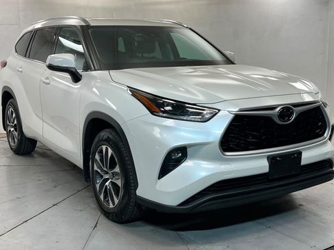 Used 2021 Toyota Highlander XLE AWD/4WD image 8
