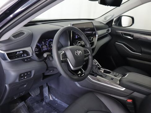 Used 2025 Toyota Highlander Platinum AWD/4WD image 9
