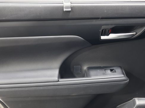 Used 2024 Toyota Highlander XLE FWD image 34