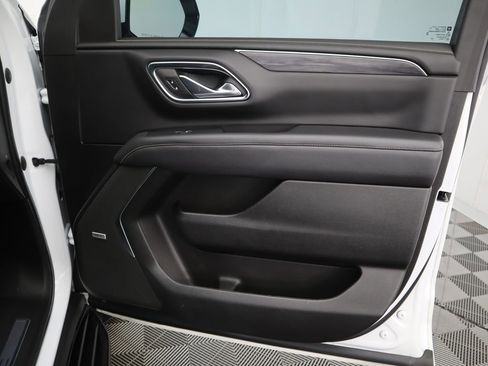 Used 2023 GMC Yukon XL SLT w/ SLT Luxury Package image 27