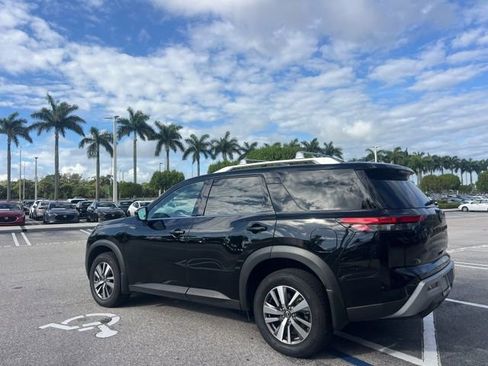 Used 2025 Nissan Pathfinder SL w/ Black Appearance Package image 13