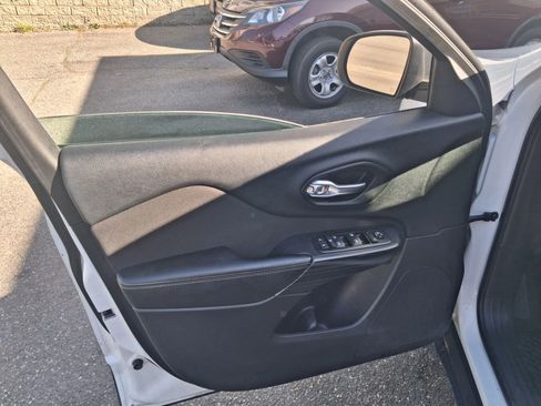 Used 2016 Jeep Cherokee Sport w/ Cold Weather Group image 7