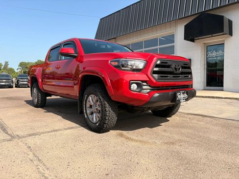 Used 2017 Toyota Tacoma SR5 w/ Tow Package AWD/4WD image 2