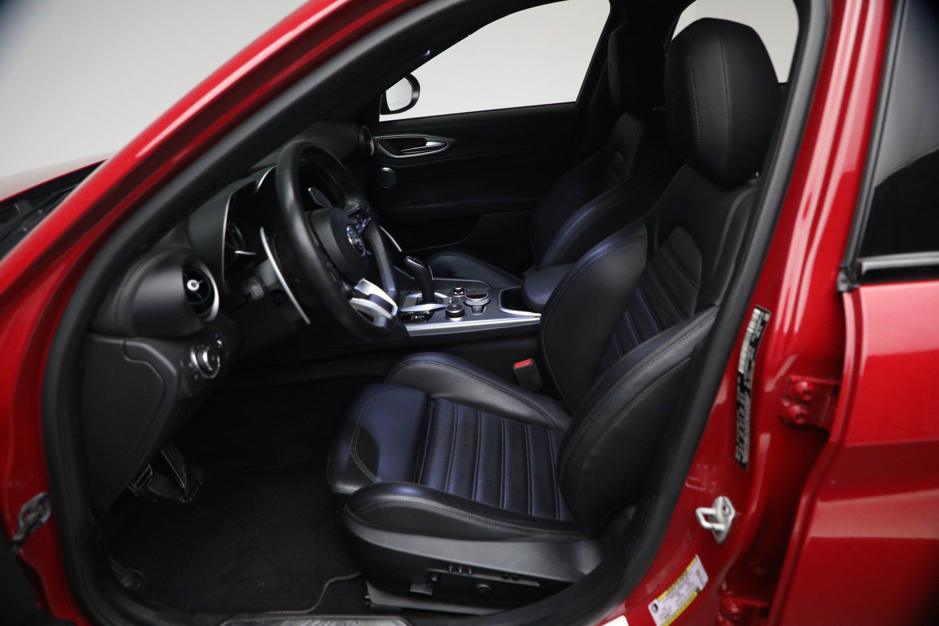 Used 2023 Alfa Romeo Giulia Veloce AWD/4WD image 15