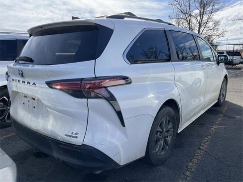 Used 2022 Toyota Sienna LE image 4