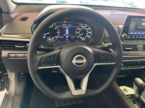 Used 2025 Nissan Altima 2.5 SV FWD image 17