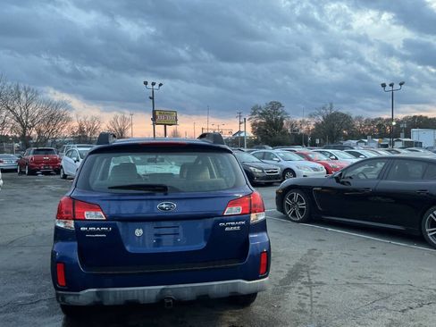 Used 2010 Subaru Outback 2.5i image 9