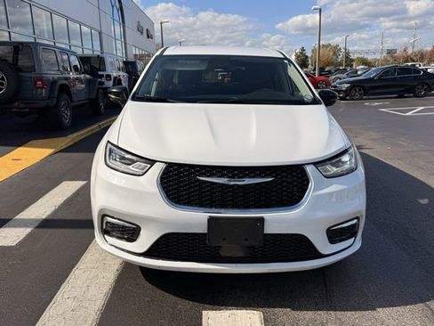 Used 2024 Chrysler Pacifica Touring-L image 2