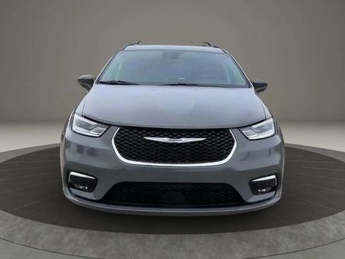 Used 2022 Chrysler Pacifica Touring-L image 3