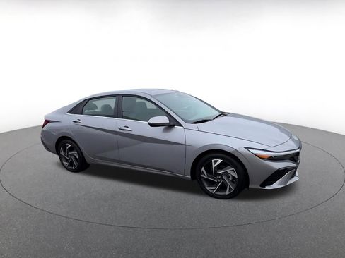 Used 2025 Hyundai Elantra SEL image 2