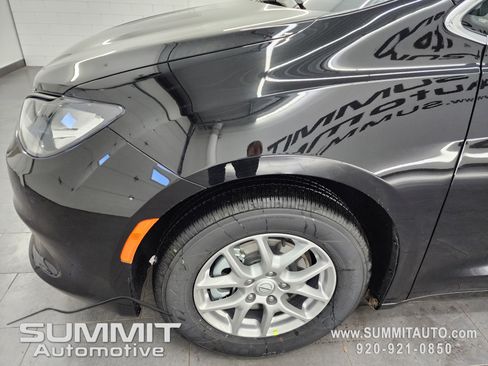 New 2026 Chrysler Voyager LX image 32