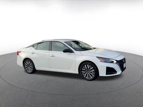 Used 2025 Nissan Altima 2.5 SV image 2