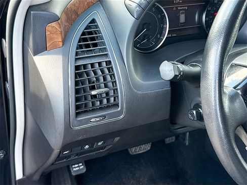 Used 2023 Nissan Armada SL image 11