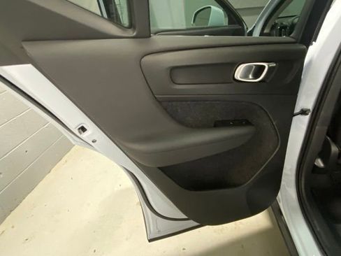 Used 2025 Volvo XC40 B5 Core image 8