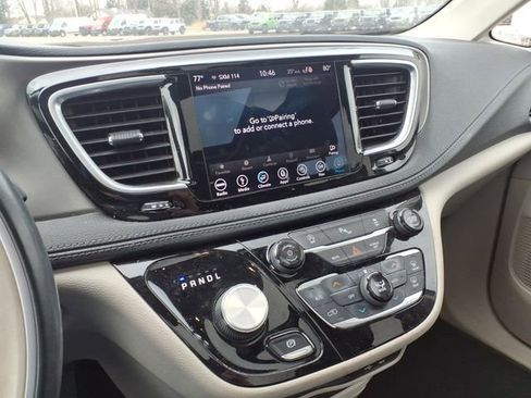 Used 2018 Chrysler Pacifica Limited image 10