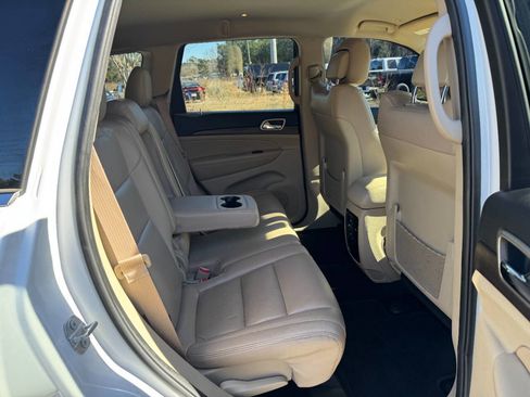 Used 2017 Jeep Grand Cherokee Laredo w/ Quick Order Package 2BE image 14