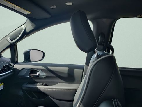 New 2026 Chrysler Pacifica Limited image 11