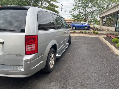 Used 2009 Chrysler Town & Country Touring w/ Entertainment Group #2 FWD image 6