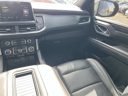 Used 2023 GMC Yukon XL SLT image 16