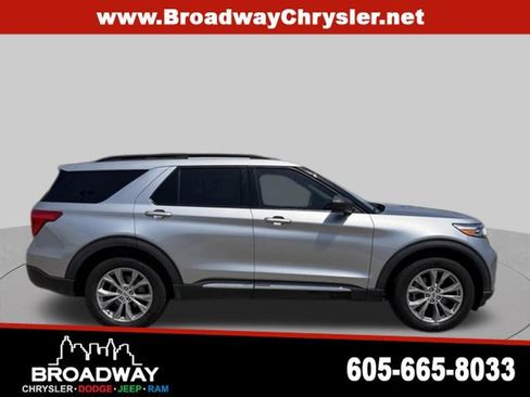 Used 2022 Ford Explorer XLT w/ Equipment Group 202A AWD/4WD image 5
