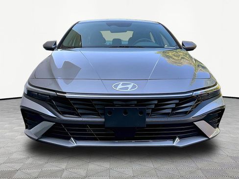 Used 2025 Hyundai Elantra SEL FWD image 2