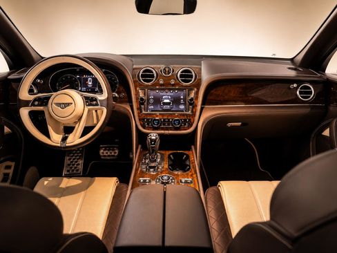 Used 2018 Bentley Bentayga AWD/4WD image 4