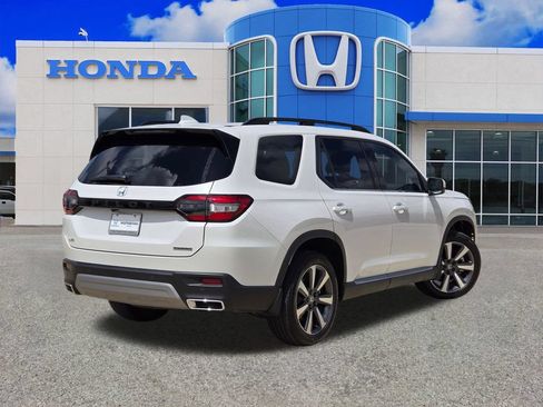 Used 2025 Honda Pilot Touring image 3