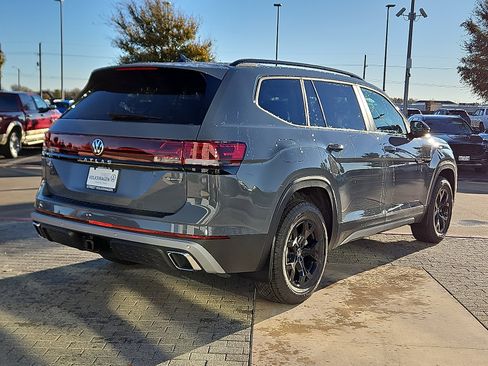 New 2026 Volkswagen Atlas Peak Edition image 3