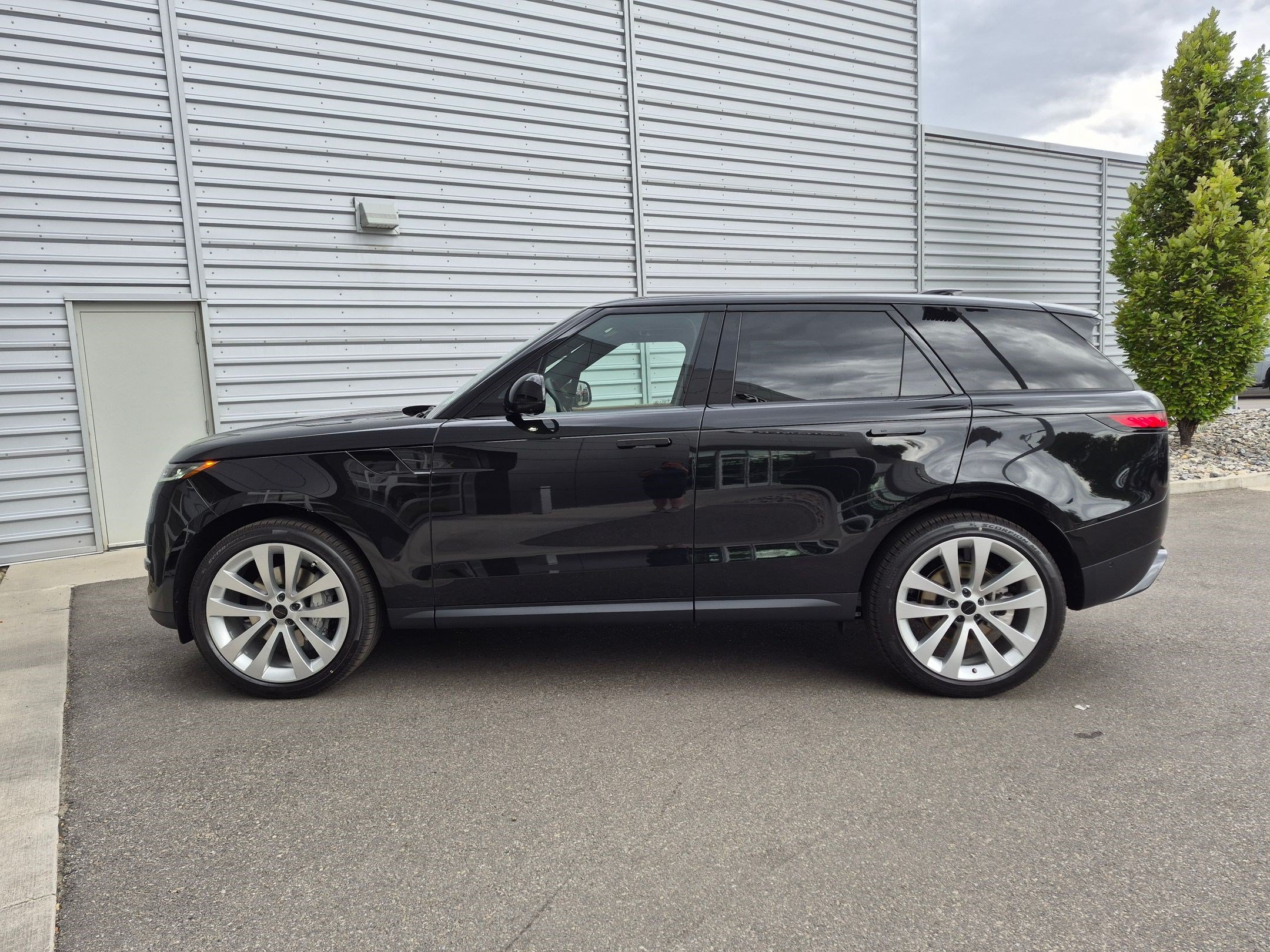 New 2027 Land Rover Range Rover Sport SE AWD/4WD image 8