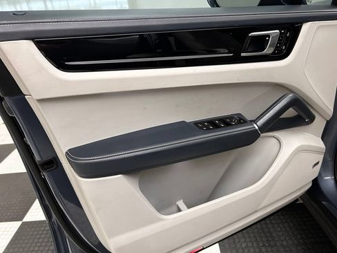 Used 2019 Porsche Cayenne E-Hybrid AWD/4WD image 10