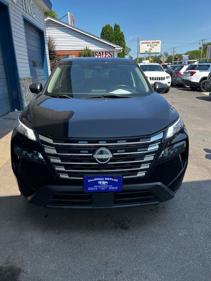 Used 2024 Nissan Rogue S AWD/4WD image 3